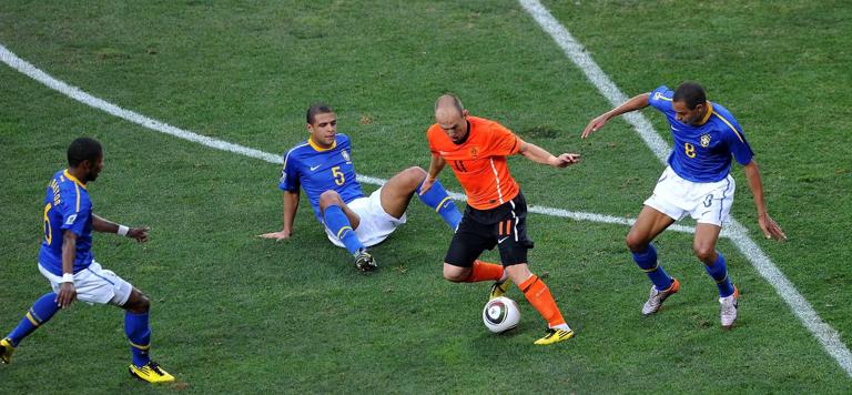 Bildnummer: 06121217  Datum: 02.07.2010  Copyright: imago/Xinhua
 Arjen Robben (2nd R) of the Netherlands (orange)  breaks through during the 2010 World Cup quarterfinal soccer match against Brazil (blue)  at Nelson Mandela Bay stadium in Port Elizabeth,   on July 2, 2010.    PUBLICATIONxNOTxINxCHN; Fussball Herren WM Nationalteam L&auml;nderspiel Viertelfinale  Port Elizabeth Aktion vdig xsp 2010 quer Aufmacher premiumd xint

Image number 06121217 date 02 07 2010 Copyright imago Xinhua Arjen seals 2nd r of The Netherlands orange Breaks Through during The 2010 World Cup Quarter finals Soccer Match Against Brazil Blue AT Nelson Mandela Bay Stage in Port Elizabeth ON July 2 2010 PUBLICATIONxNOTxINxCHN Football men World Cup National team international match Quarter-finals Port Elizabeth Action shot Vdig  2010 horizontal Highlight premiumd  