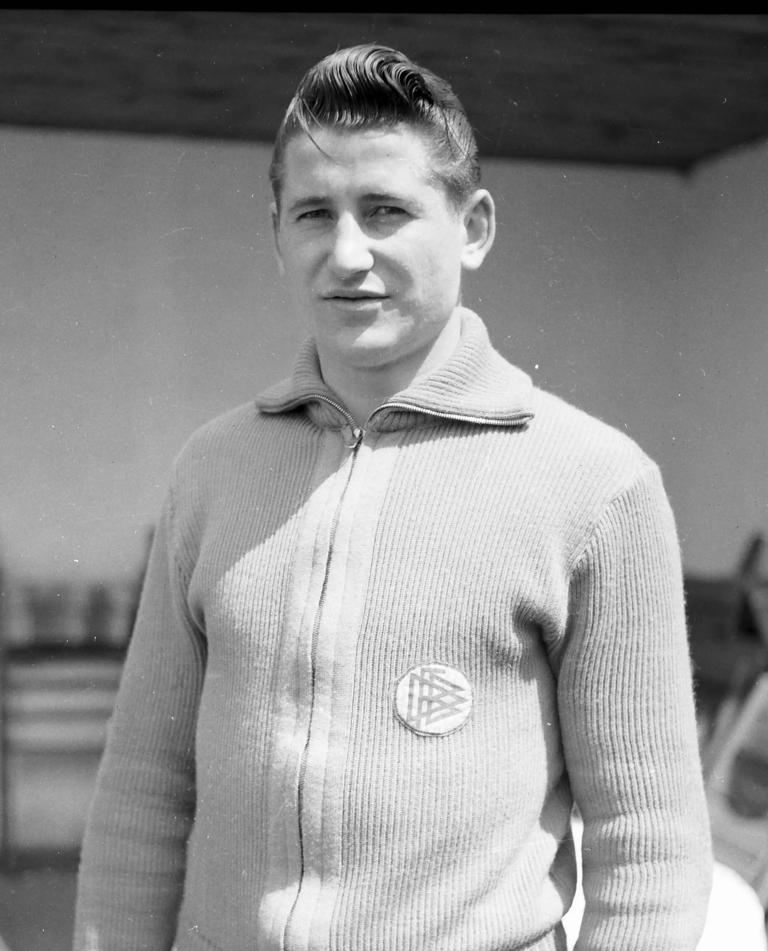 Bildnummer: 08041508  Datum: 07.07.1954  Copyright: imago/Otto Krschak..Helmut Rahn beim DFB Lehrgang in M&uuml;nchen Gr&uuml;nwald; Fussball Herren GER Aufmacher sw xmk x2x 1954 hoch o00 Aufmacher o0 Aufnahmedatum gesch&auml;tzt Nationalteam DFB BR BRD Portr&auml;t....Image number 08041508 date 07 07 1954 Copyright imago Otto Krschak Helmut Rahn the DFB Course in Munich Green Forest Football men ger Highlight SW xmk x2x 1954 vertical o00 Highlight o0 date estimated National team DFB BR Germany Portrait